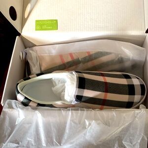 Women’s size 8 canvas sneakers